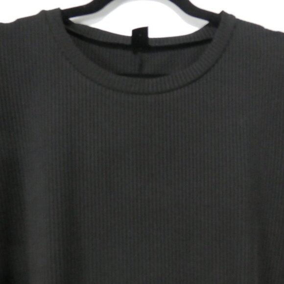 SHEIN - Curve | 1XL | Ribbed Black Asymmetric Hem Long Sleeve Shirt - Picture 4 of 16